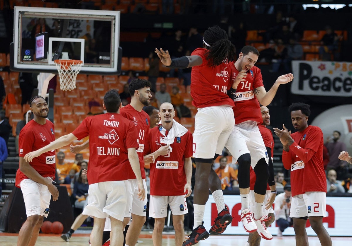 Los jugadores del Hapoel Tel Aviv, durante el tercer partido de la semifinal de la Eurocup de la pasada temporada.